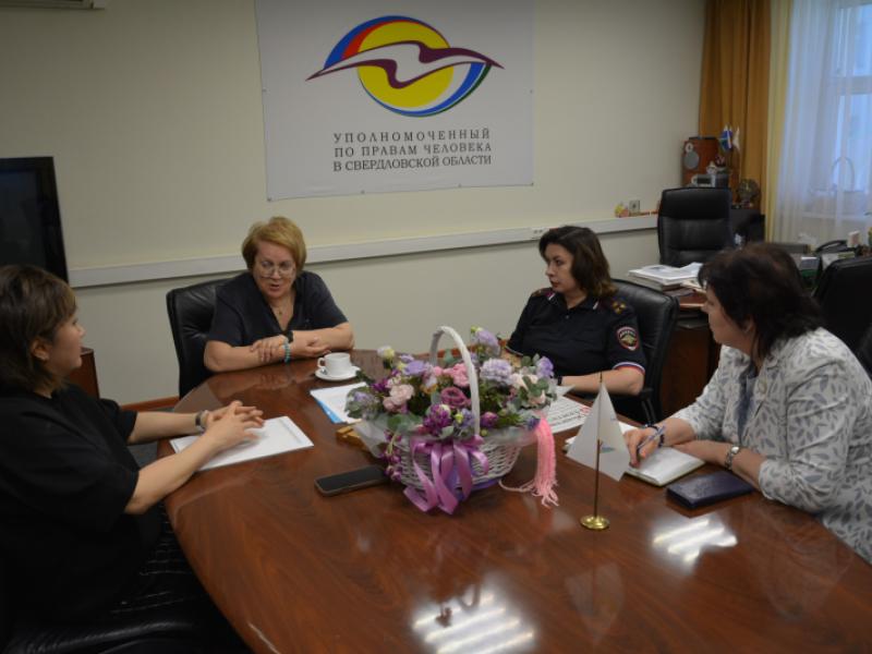 Акыйкатчы Екатеринбургдагы убактылуу кармоо борборунда турган кыргыз жарандары менен баарлашты