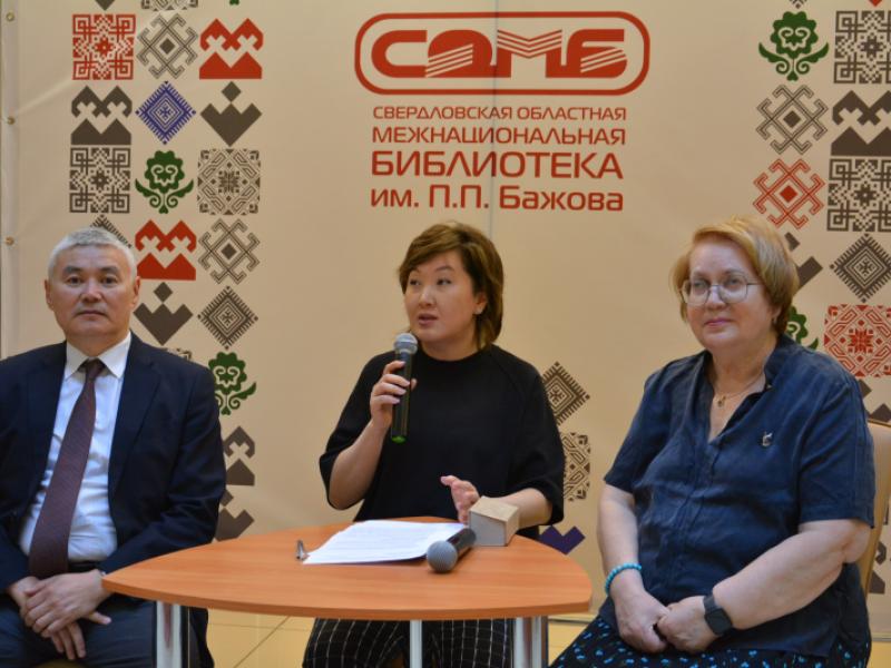 Акыйкатчы Екатеринбург шаарында эмгектенип жүргөн мекендештер менен жолукту 