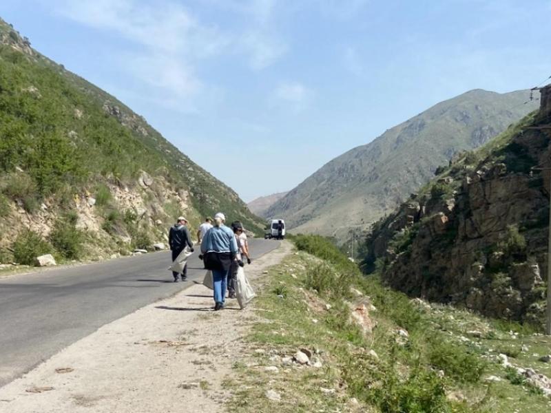 Акыйкатчы институтунун кызматкерлери 4 чакырым жолдун жээгин таштандыдан арылтышты