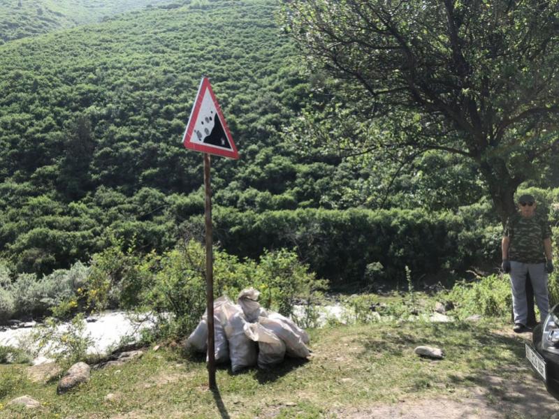 Акыйкатчы институтунун кызматкерлери 4 чакырым жолдун жээгин таштандыдан арылтышты