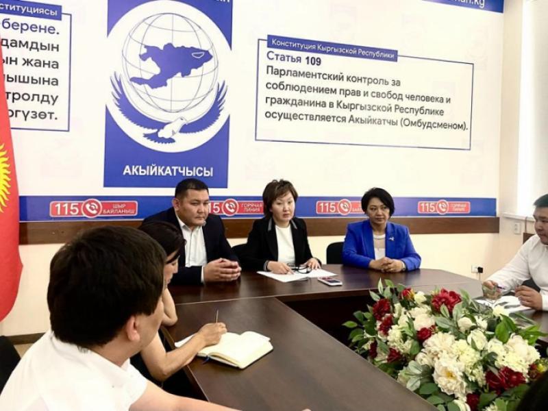 Коллективу представили новых заместителей Акыйкатчы — Айчурок Назаралиеву и Шухрата Айтиева