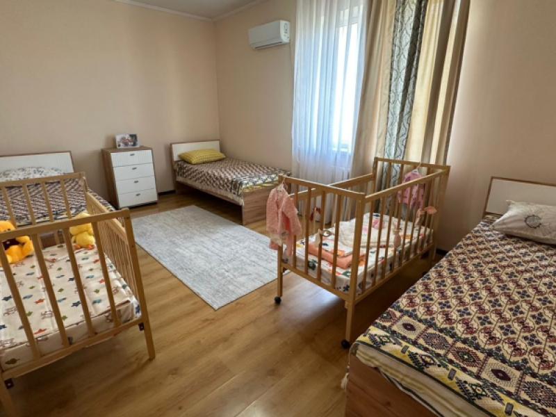 Акыйкатчы КР Джамиля Джаманбаева посетила ресурсный центр поддержки матерей и детей «Эне үйү»