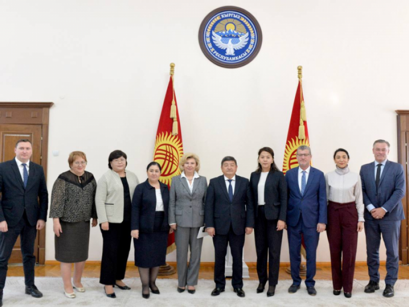 Председатель Кабинета Министров Кыргызской Республики Акылбек Жапаров встретился с омбудсменами семи государств.