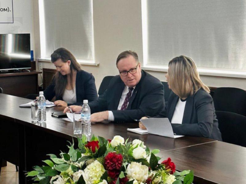 Акыйкатчы менен АКШнын элчиси Кыргызстандагы адам укуктарын сактоо боюнча жагдайды талкуулашты  