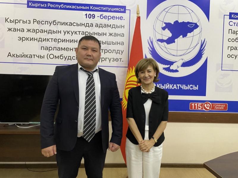 Заместитель Акыйкатчы Шухрат Айтиев и представитель ОБСЕ по вопросам СМИ Тереза Рибейро провели встречу