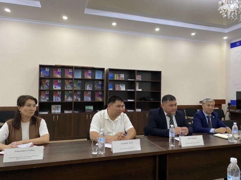 Заместитель Акыйкатчы Шухрат Айтиев и представитель ОБСЕ по вопросам СМИ Тереза Рибейро провели встречу