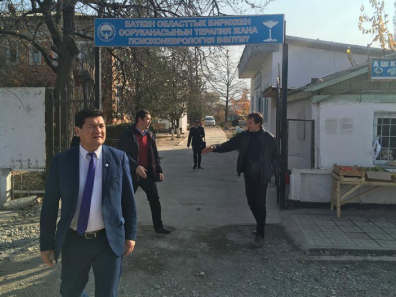Кубат Оторбаев посетил отделение психонаркологии и отделение терапии Баткенской областной больницы
