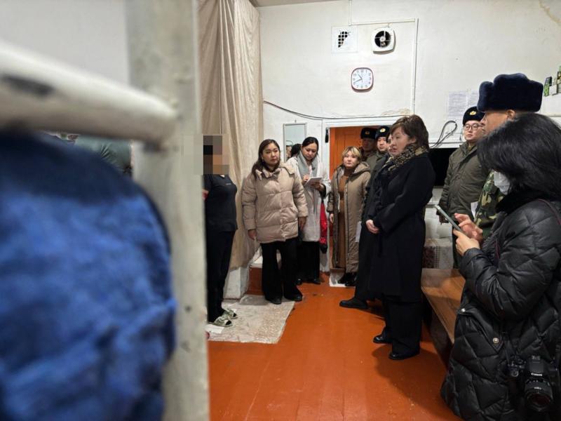 Акыйкатчы Жамиля Жаманбаева Бишкектеги Тергөө абагына барды