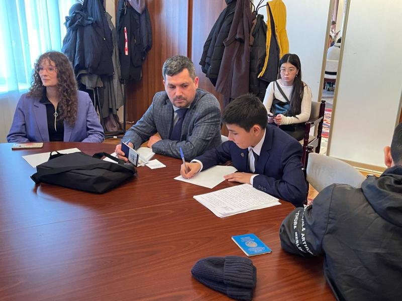 Акыйкатчынын орун басары Айчүрөк Назаралиева Москвада мигранттар менен жолугушту