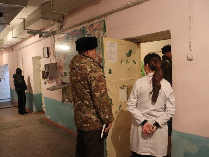 Акыйкатчы Жамиля Жаманбаева Бишкектеги Тергөө абагына барды