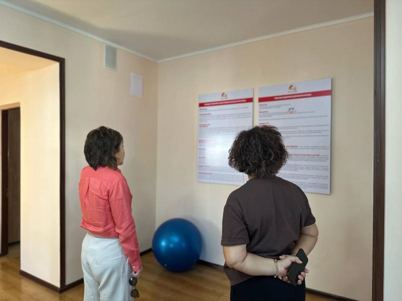 Акыйкатчы КР Джамиля Джаманбаева посетила ресурсный центр поддержки матерей и детей «Эне үйү»