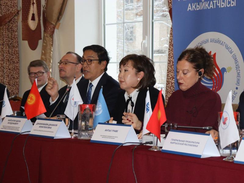 Адам укуктарын коргоонун эл аралык күнү. Кыргызстанда кыйноолордун алдын алуу системасын күчөтүү чаралары талкууланды