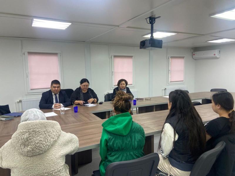 Акыйкатчынын орун басары Айчүрөк Назаралиева Москвада мигранттар менен жолугушту