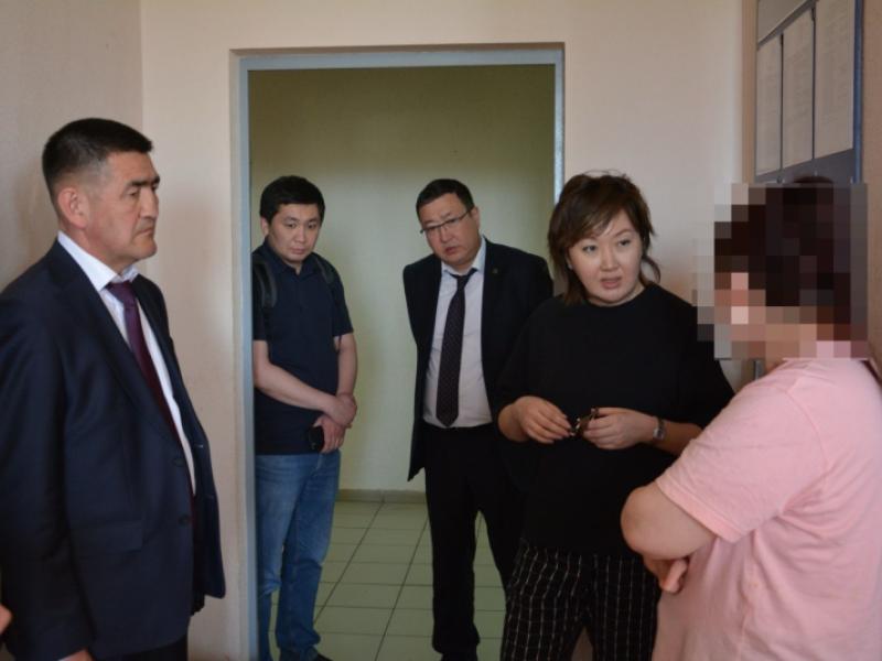 Акыйкатчы Екатеринбургдагы убактылуу кармоо борборунда турган кыргыз жарандары менен баарлашты