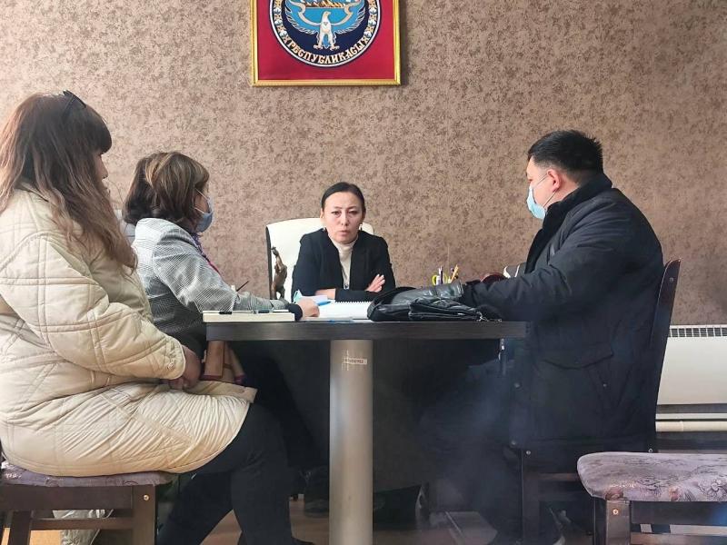 Аскат Азарбеков зомбулукка кабылган 2020-жылы туулган баладан кабар алып, болгон окуянын себептерин баланын ата-энесинен тактады