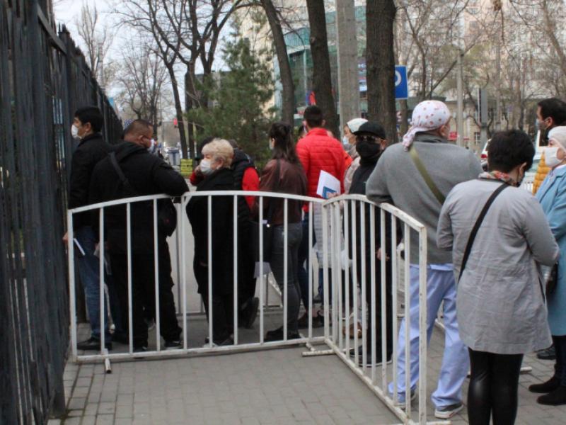 Акыйкатчы Токон Мамытов өзгөчө абал шарттарында уруксат алуу тартиби боюнча маалыматтык кампанияны күчөтүүнү суранат