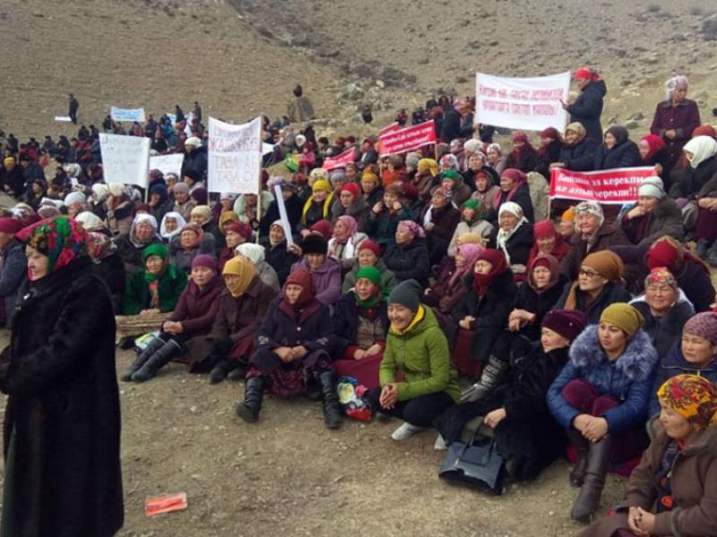 Акыйкатчы кызматкерлери “Шамбесай” кени боюнча митингге чыккан Майдан айылынын жашоочуларына барып жолугушту