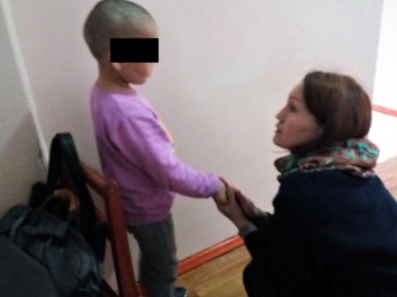 Сотрудники Института Омбудсмена навестили девочку, которую избила мачеха