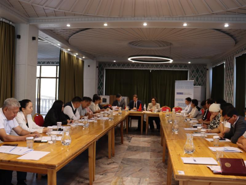 Сотрудники Института Акыйкатчы КР проходят двухдневный практический тренинг на тему: «Порядок ведения судебного заседания».