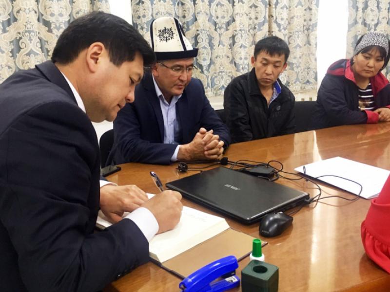 Омбудсмен Кубат Оторбаев встретился с пострадавшими от пожара на рынке «Берекет»