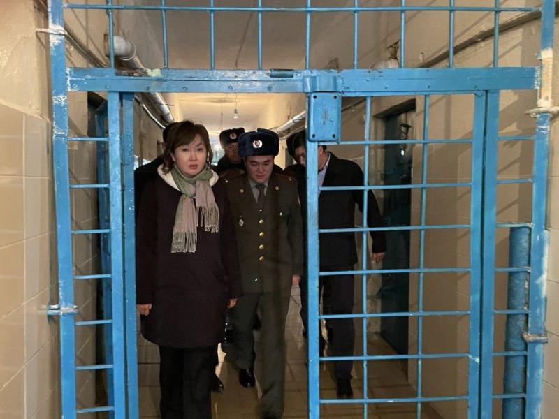 Акыйкатчы ознакомилась с условиями содержания в СИЗО в Караколе