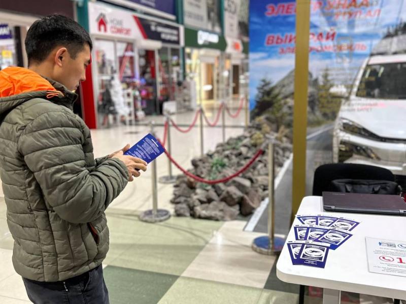 В Бишкеке в ТРЦ сотрудники Института Акыйкатчы проводят бесплатные консультации для граждан