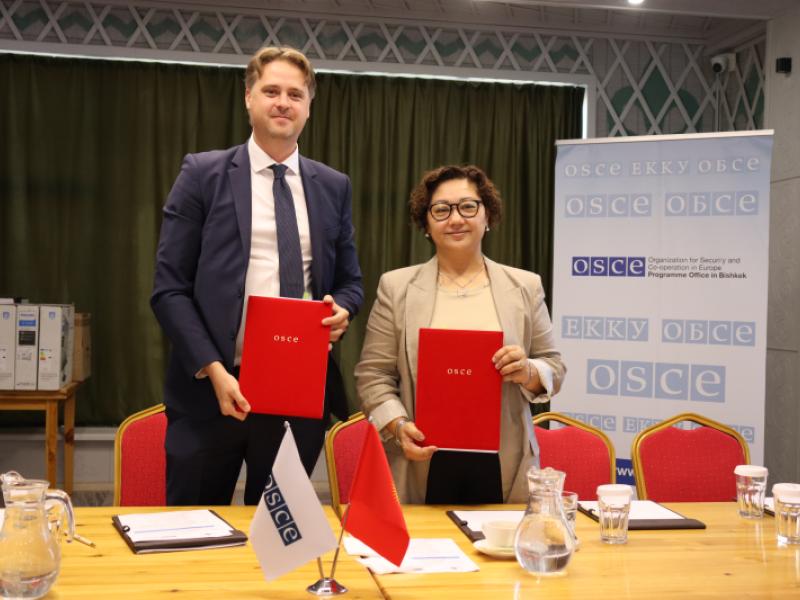 Сотрудники Института Акыйкатчы КР проходят двухдневный практический тренинг на тему: «Порядок ведения судебного заседания».