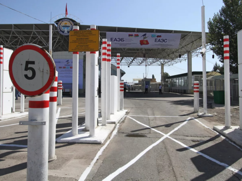 Акыйкатчынын кийлигишүүсүнөн кийин  эмгек миграциясынан келе албай жаткан кыздар өлкөгө кайтарылды