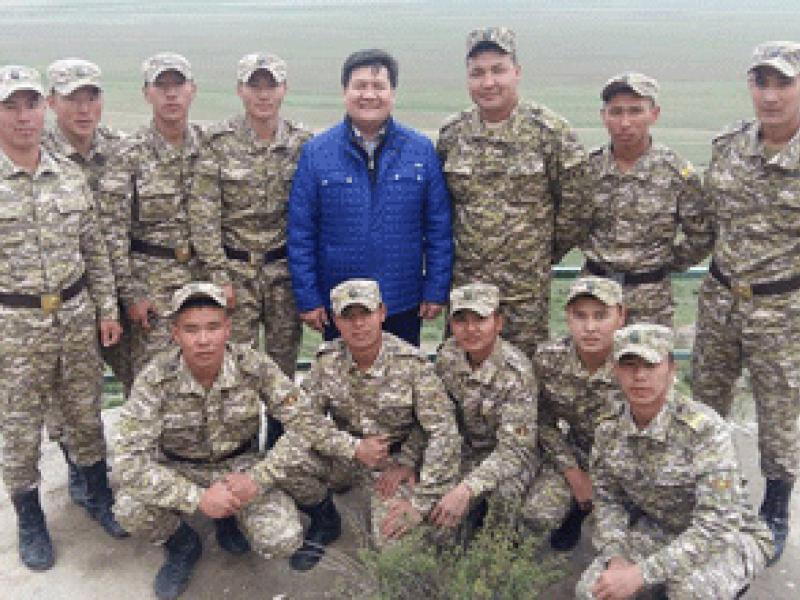 Омбудсмен Кубат Оторбаев встретился с военнослужащими в Баткенской области