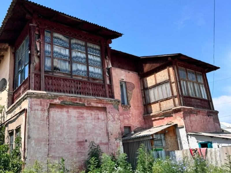 Акыйкатчы майыптыгы бар жарандардын Караколдогу үйүн оңдоп берүүгө чакырды